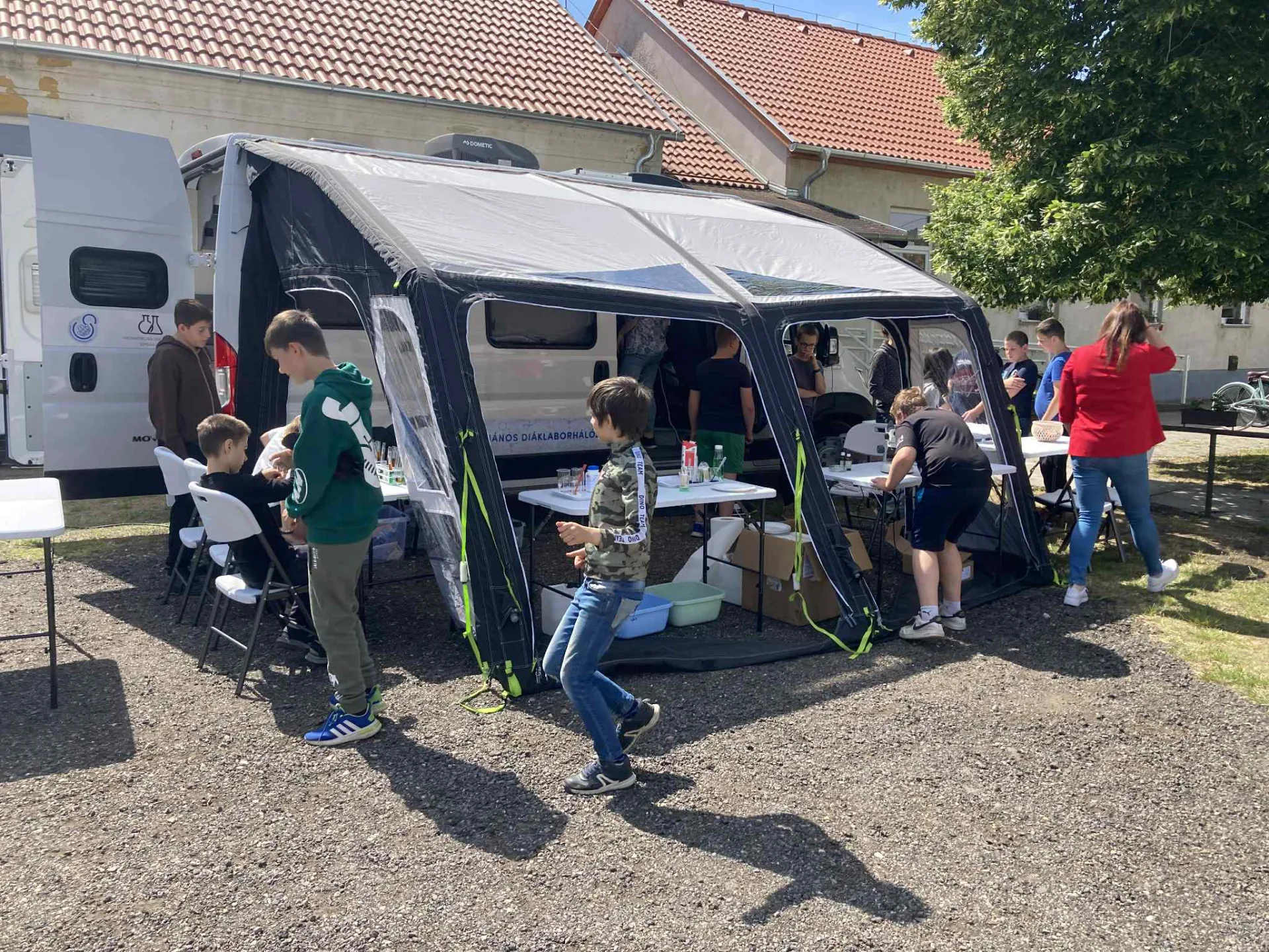Mobillabor kitelepülés a Nyárlőrinci Buzás János Általános Iskolában